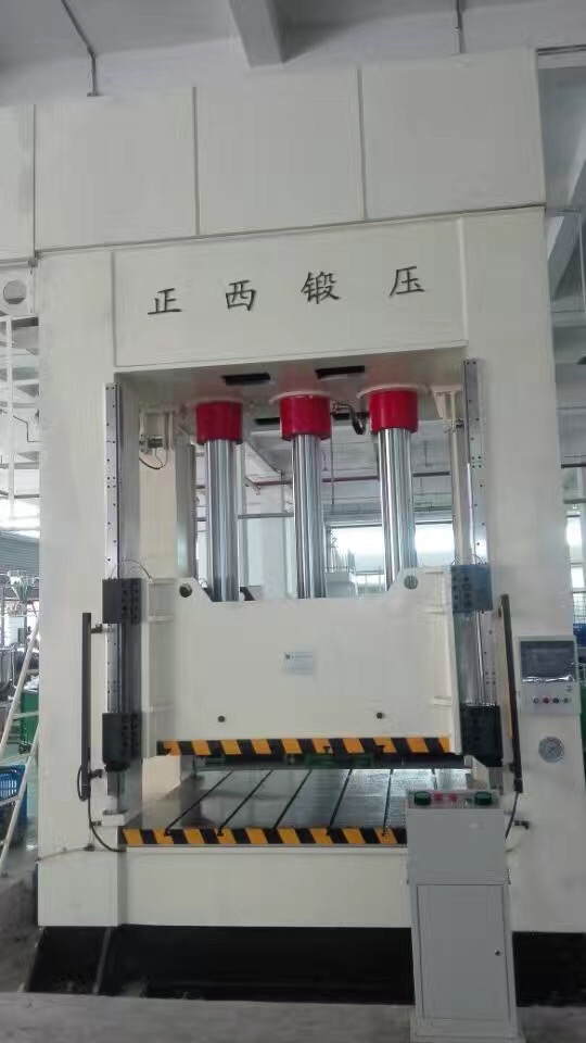 此批設備為重慶客戶一次性向我公司訂購的機器，在所有公司員工的努力下，我們在規(guī)定的時間內向客戶交貨并調試完成。