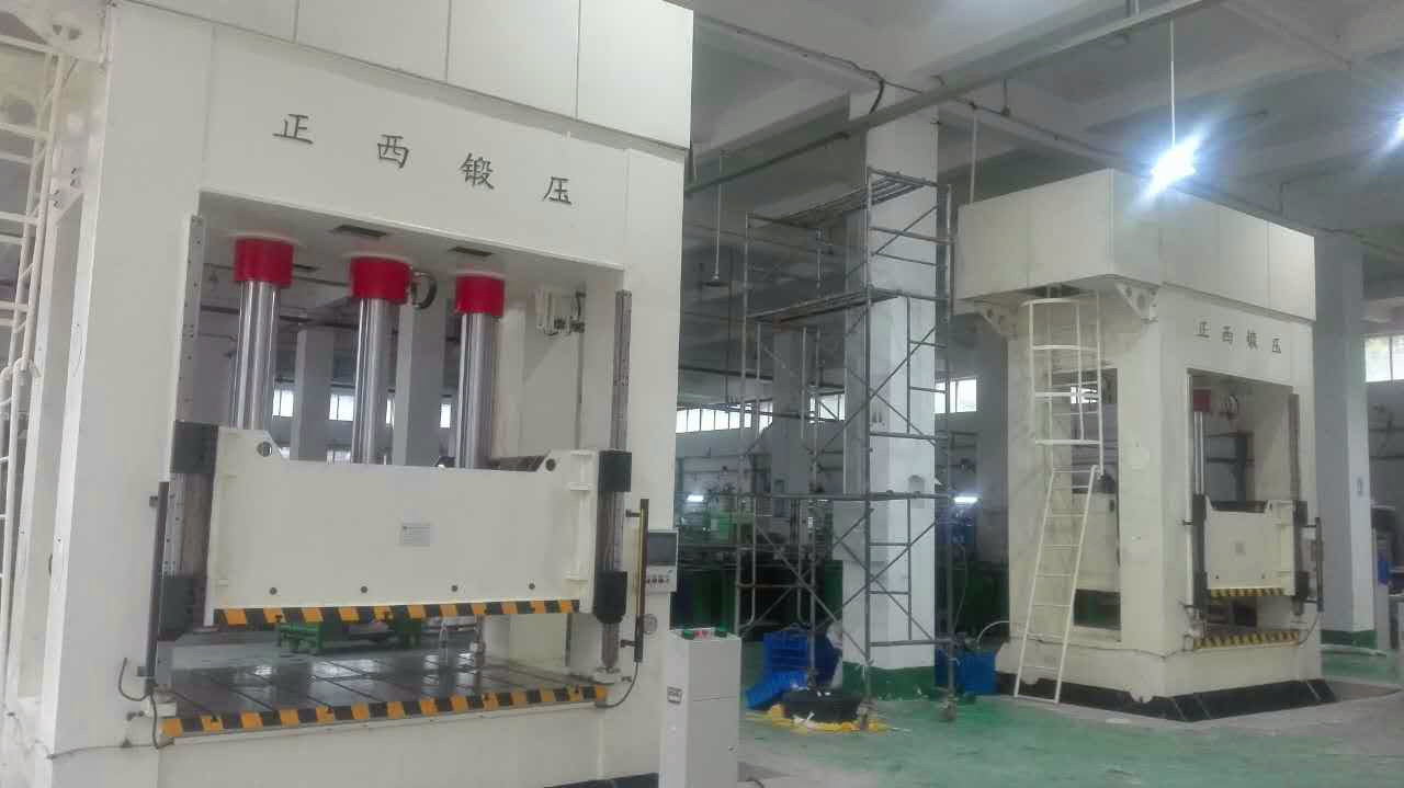 此批設備為重慶客戶一次性向我公司訂購的機器，在所有公司員工的努力下，我們在規(guī)定的時間內向客戶交貨并調試完成。